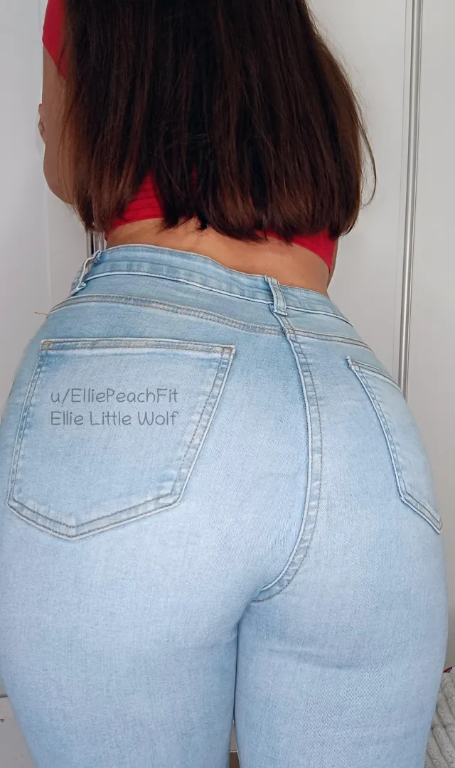 My huge ass needs attention after that boring 8am class posted by ElliePeachFit