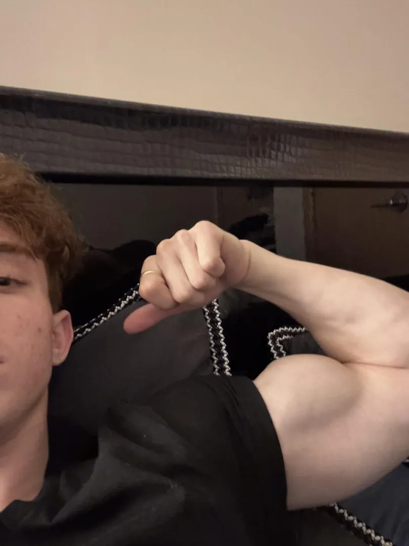 My huge bulging bicep is built to be worshipped posted by OfficialCashTowk