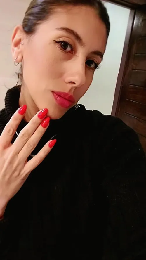 My lips and nails are passionate red... just like me by lilit111