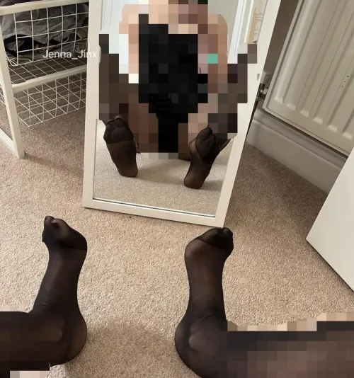 My little feet in tights drives the betas wild by jenna_jinx