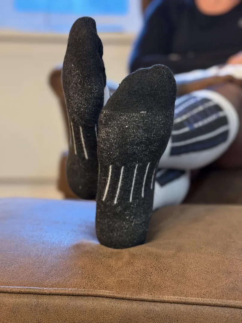 My Mom’s 5️⃣ days worn ski socks might be even smellier than mine ‍ [F] posted by Empress-Ellie-