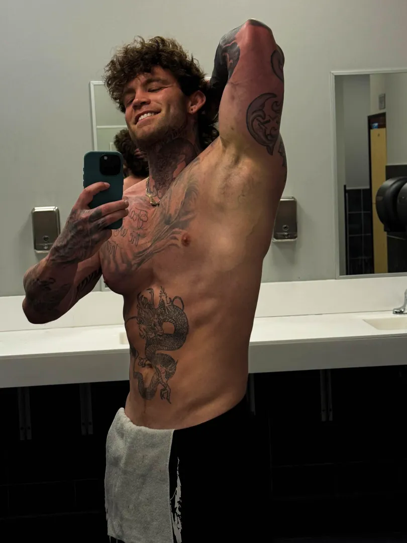 My pits are all sweaty from the workout. Come take a sniff. posted by StarlarkVelora