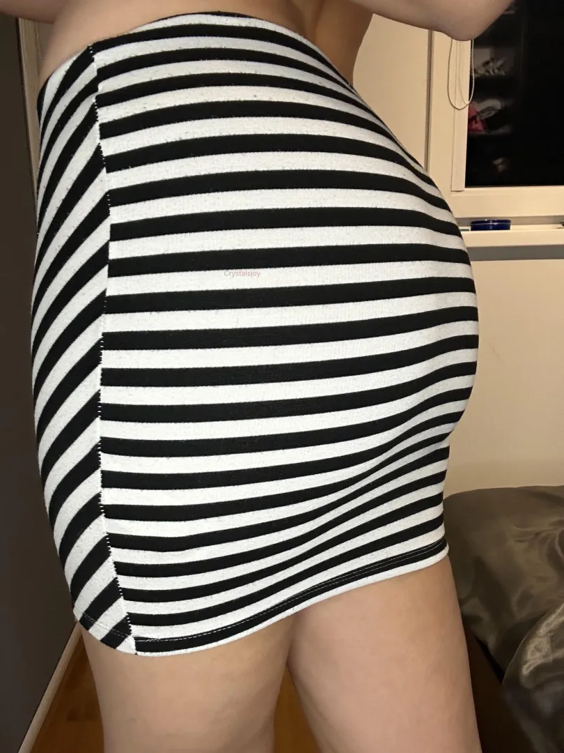 My skirt is so tight I can barely move posted by Crystalsjoy
