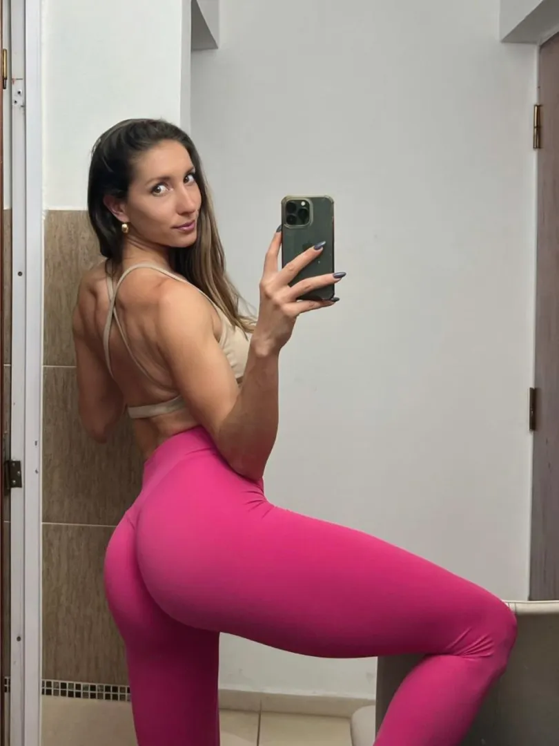 My to go leggings outfit. posted by jessicaa_fit