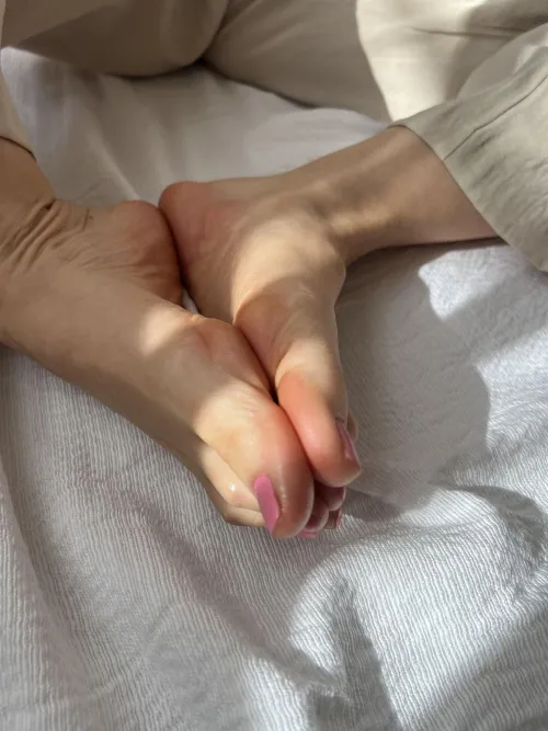 My toes already waiting for you by prettyevilx