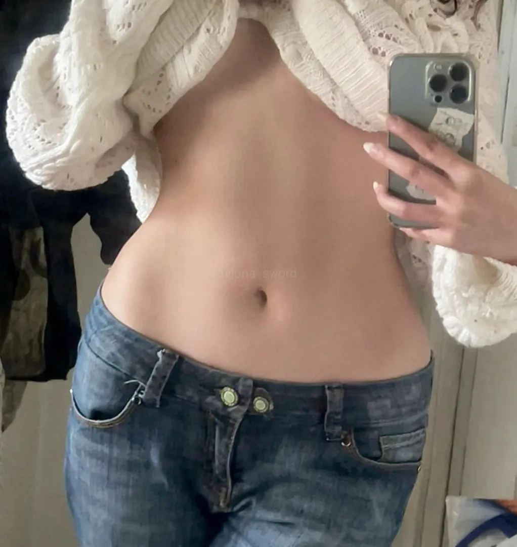 my tummy looks the best in low rise jeans posted by luna_sword