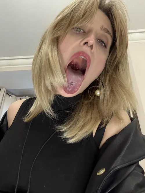 my wet pink mouth deserves your attention by freyathegiantess