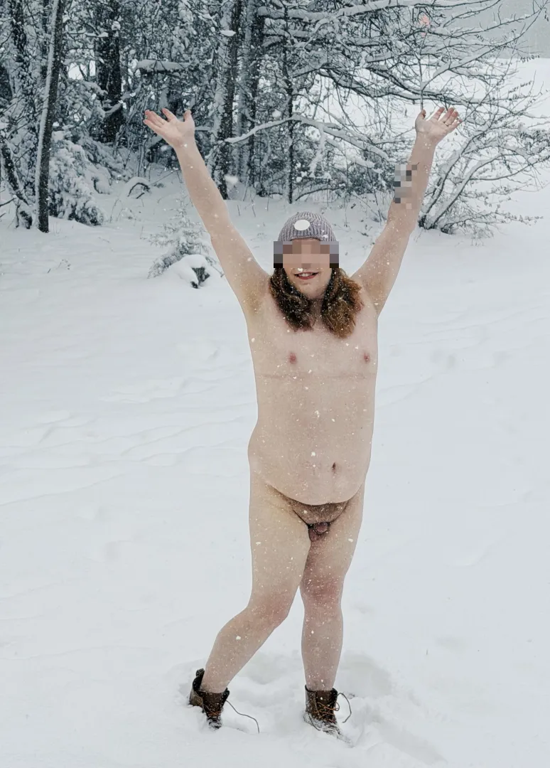 Naked and unafraid! posted by thekhaotickitty