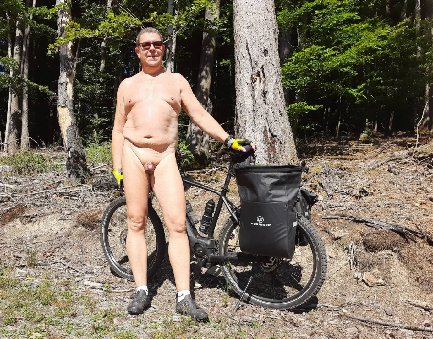 Naked in nature, smoothly shaved - that's how I feel simply wonderful! posted by Ralf_Sprenger