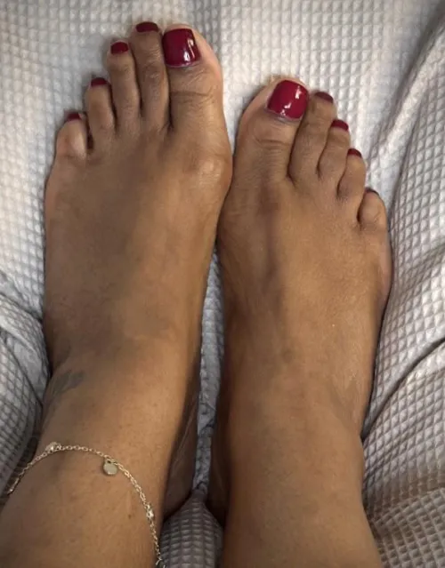 Natural barefeet on a slow Saturday... by QuietSoles_44