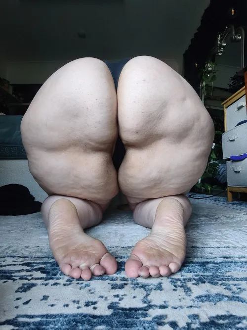 Natural light on my little feet and big booty by Samusss95