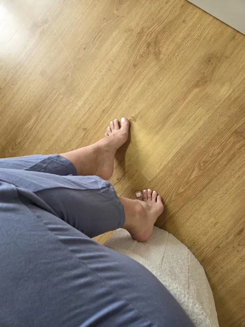 Need someone to massage my white toes, can you do it? by luckyluuna