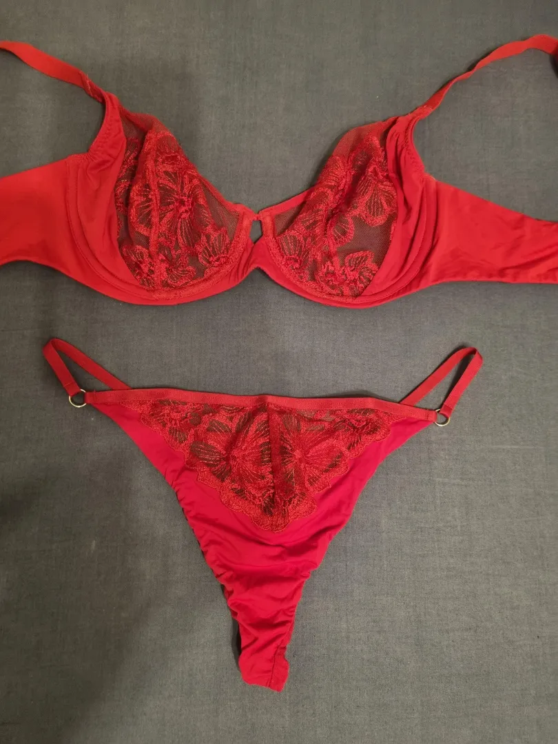 Nice red set posted by AstraKay999