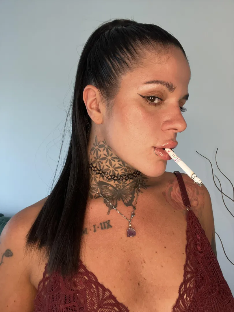 No me quites los ojos de encima mientras fumo posted by girlytattoo