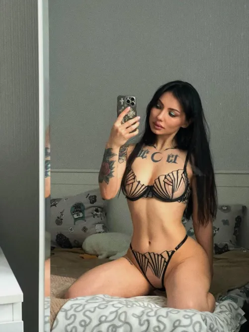 Noch wach ? by Lara_MedusaV