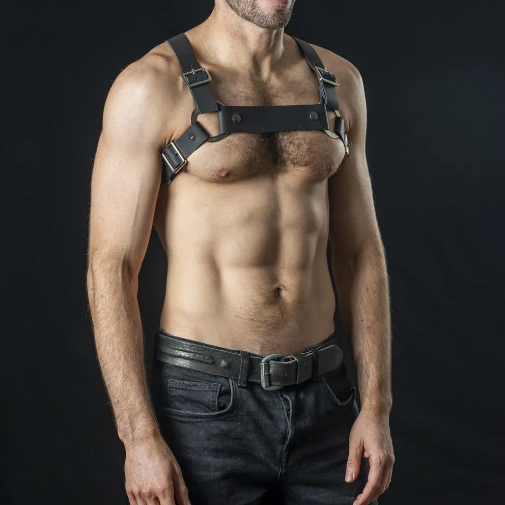 Nothing beats the classic black leather and silver look posted by Mainmanfetish