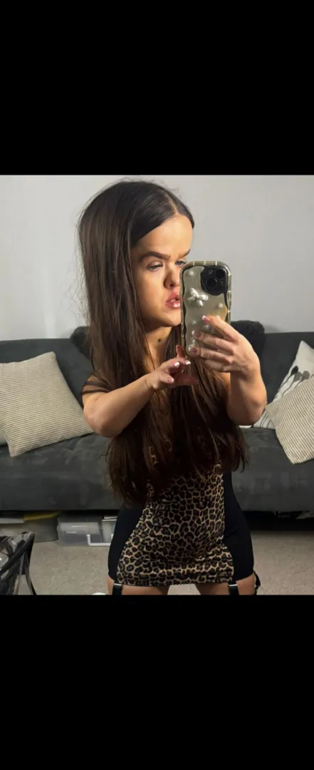 Nylons below posted by Dwarfglamourmodel