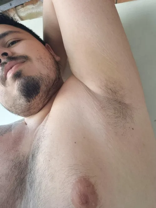 O que você faria se desse de cara com meus braços levantados assim pra você?? by anonymusedit