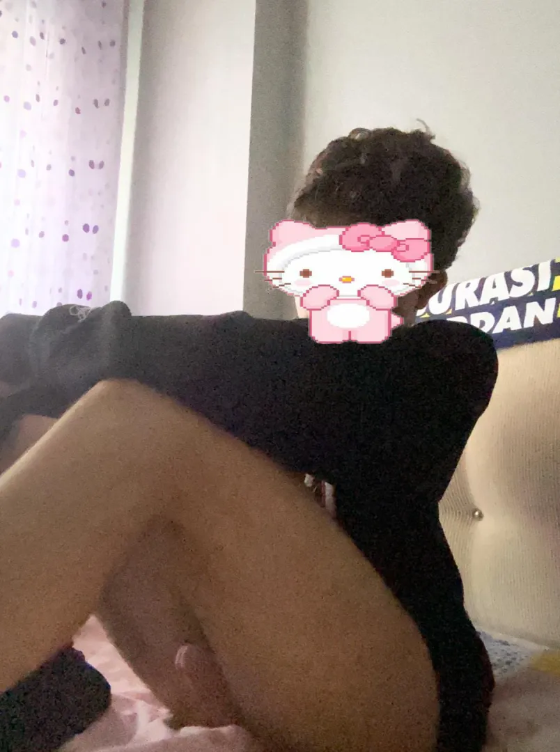 Odana girdiğinde 40kg bir femboy görsen napardinn<33  posted by Ok-Counter4765