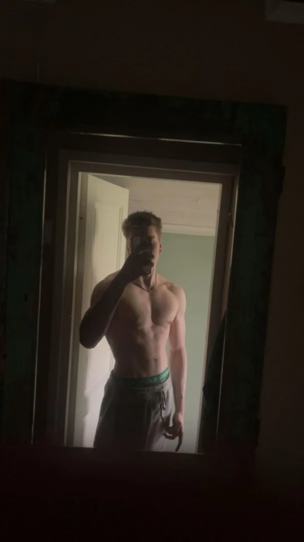 Offering video calls, sexting and custom content posted by theroniftw