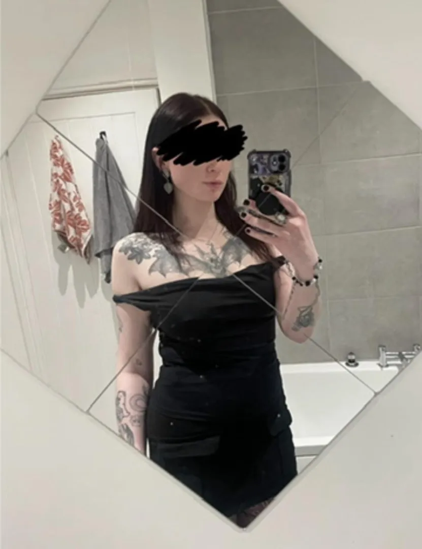 oh to have a little sub by my feet worshipping every inch. posted by emma_loves_y0u