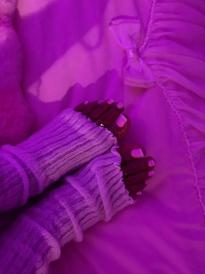 Omg my toes are sweaty again posted by PlayWithStaci