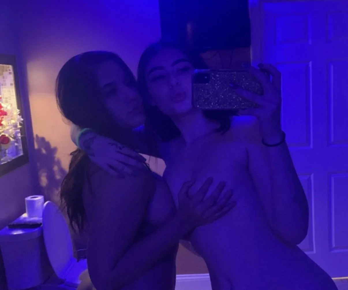 On est même pas lesbienne  posted by Alice18ans