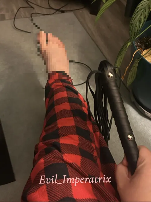 On your knees at my feet, and with one strike you’ll give me everything by evil_imperatrix