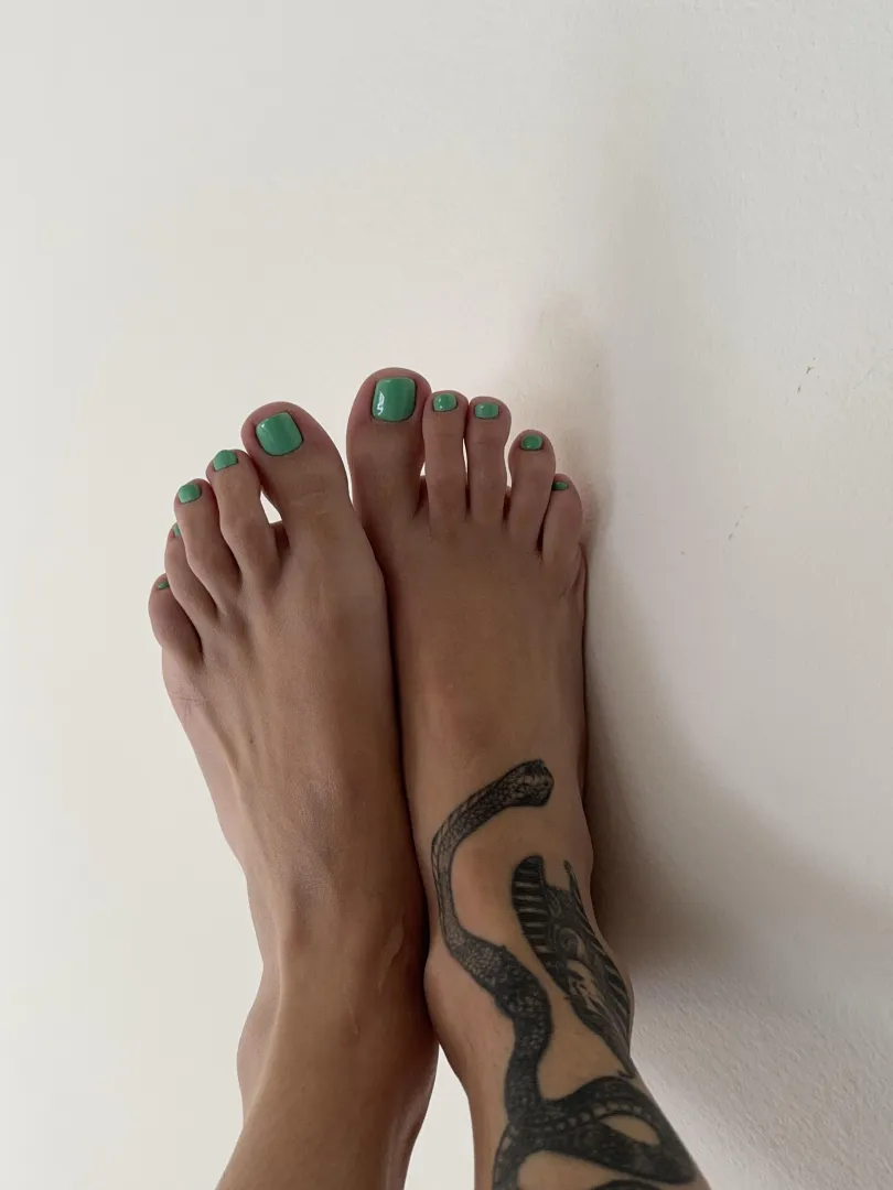 On your knees, lick those feet, boy!  posted by goddesszaraS