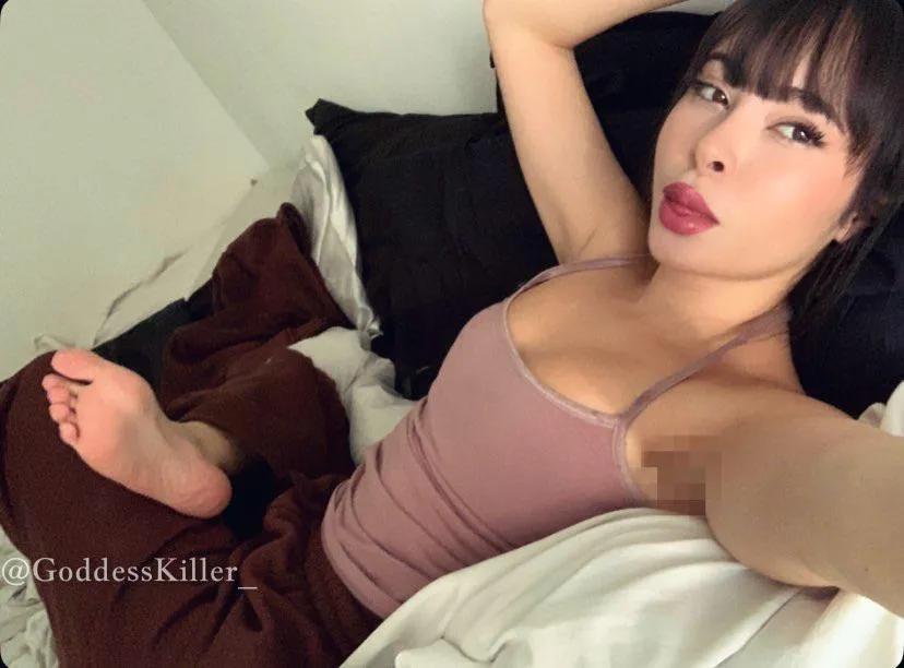 One pose like this and you’re already imagining how fast I’d make you my personal machine, milking your wallet dry while you get on your knees and say thank you. posted by GoddessKiller_