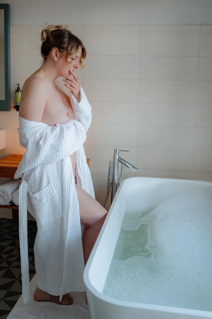 Open robe posted by TheVickeeMuse