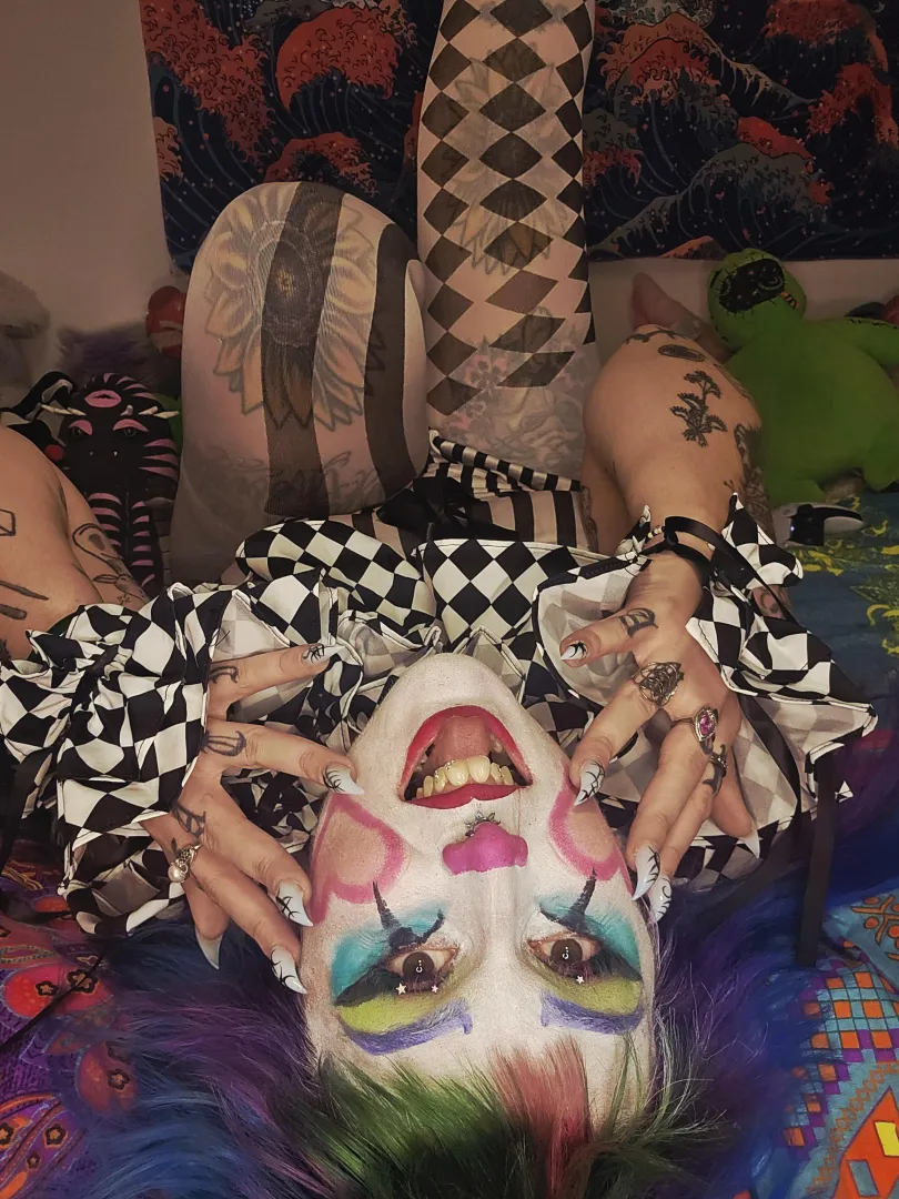 Over the bed for clown head?  posted by pukotheclown