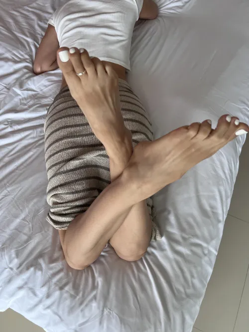 Painted to distract your mind by prettyevilx