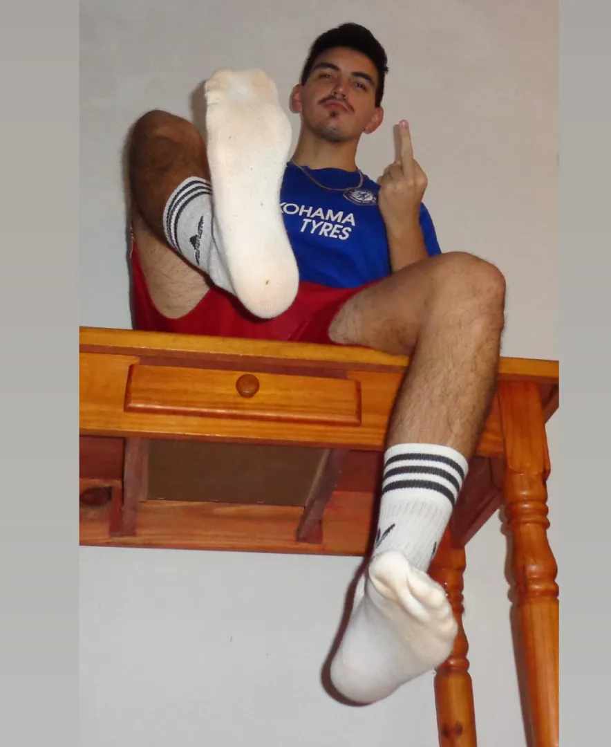 Pay me to be under my feet posted by franfoot