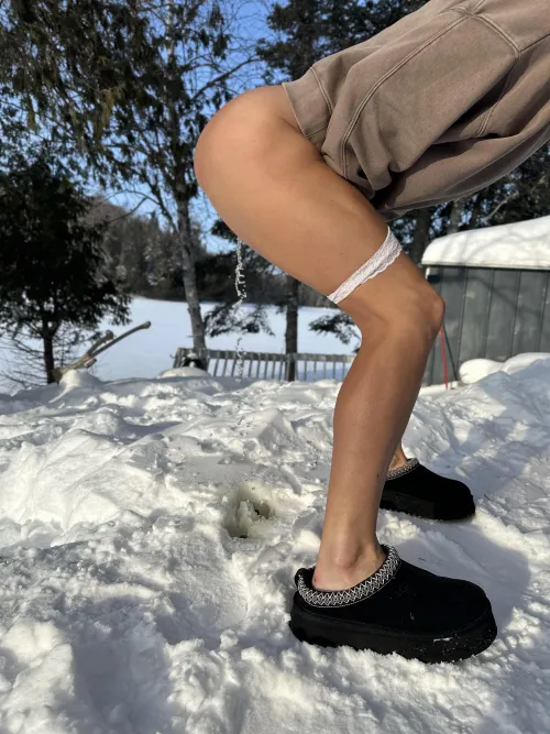 Peeing at -20C outside :-) by Vixen_diva42