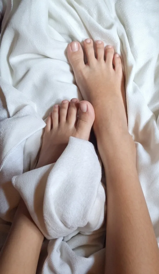 Peek-a-boo posted by Toes_and_Soless