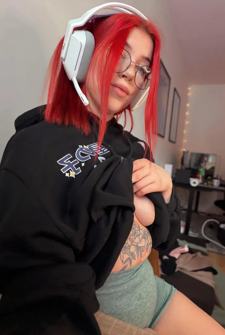 Pelkkä paneminen on vähä tylsää.. mut jos vaik pelataan samalla? :3 posted by Elegant-Register-634