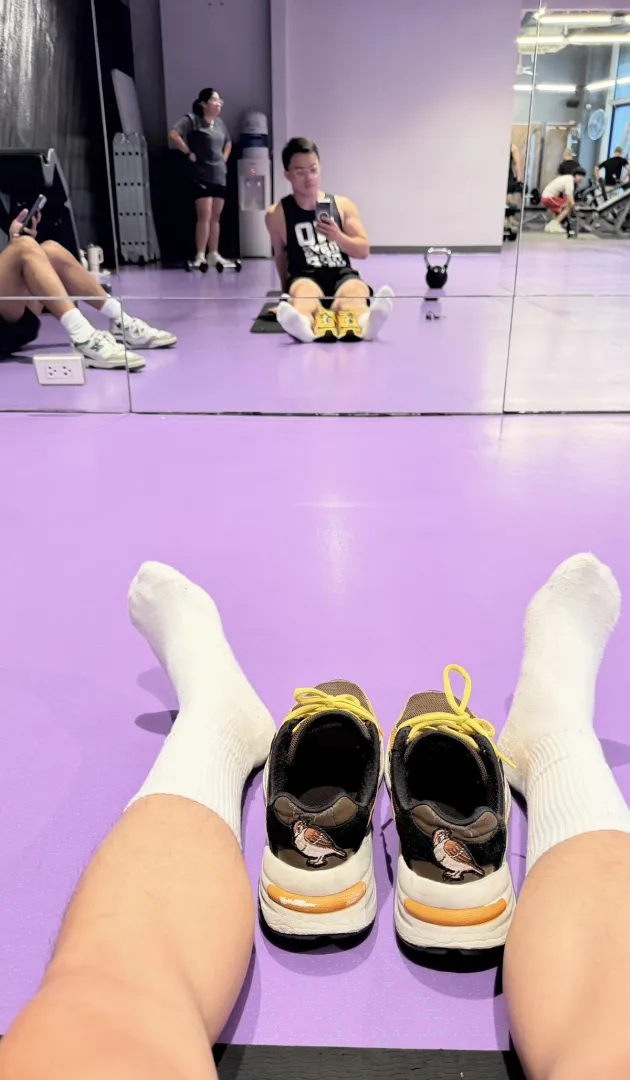 People keep looking… you think they caught the scent? (40, Manila) posted by DailyHacksPh