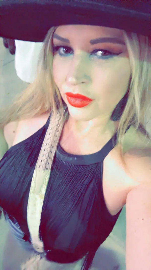 Pic from the Houston rodeo posted by ViciousVixenCpl