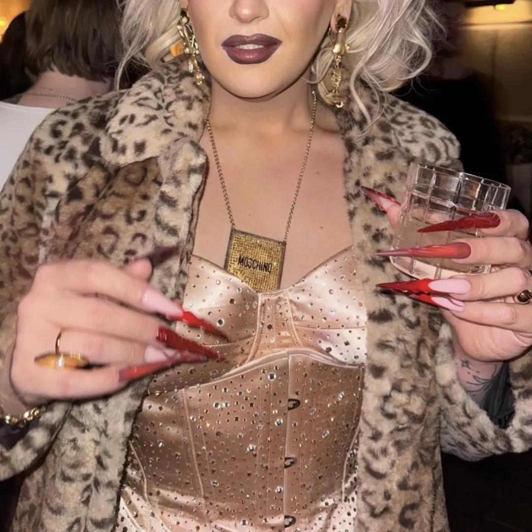 ‪Pick a bill : 1️⃣ Soho House Annual Membership £800 2️⃣ Custom lingerie set £350 3️⃣ New wig £120 4️⃣ New nails (LOST ONE) £55 5️⃣ Drinks £80‬ posted by goddess_sintra