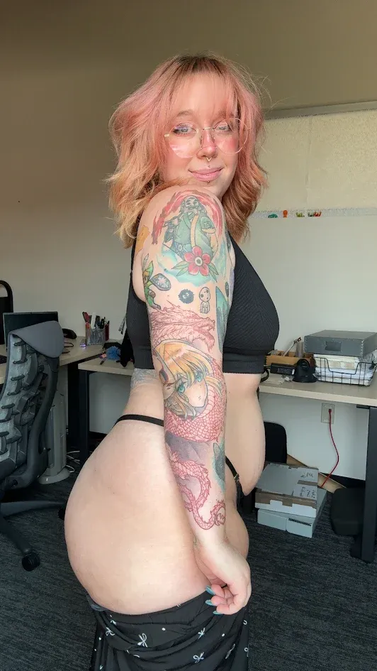 Pink alt librarian needs help posted by kacybookslut