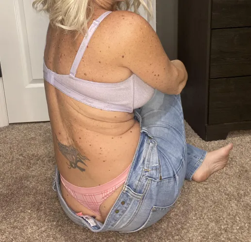 Pink tail for hump day by Lotsoffun2024