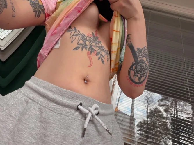 Piti käyä tuulettaa tissei vähä..haluisiks olla mun naapuri? by Elegant-Register-634