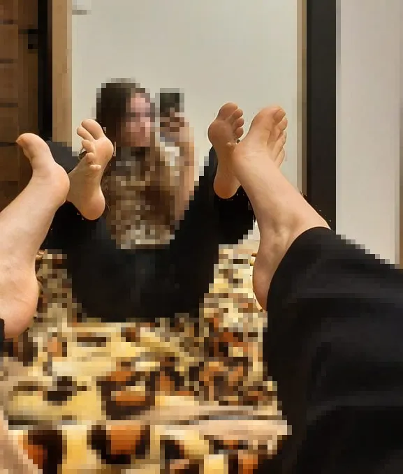 pixel lover and a feet lover mhmm posted by SophiiTheCuTea
