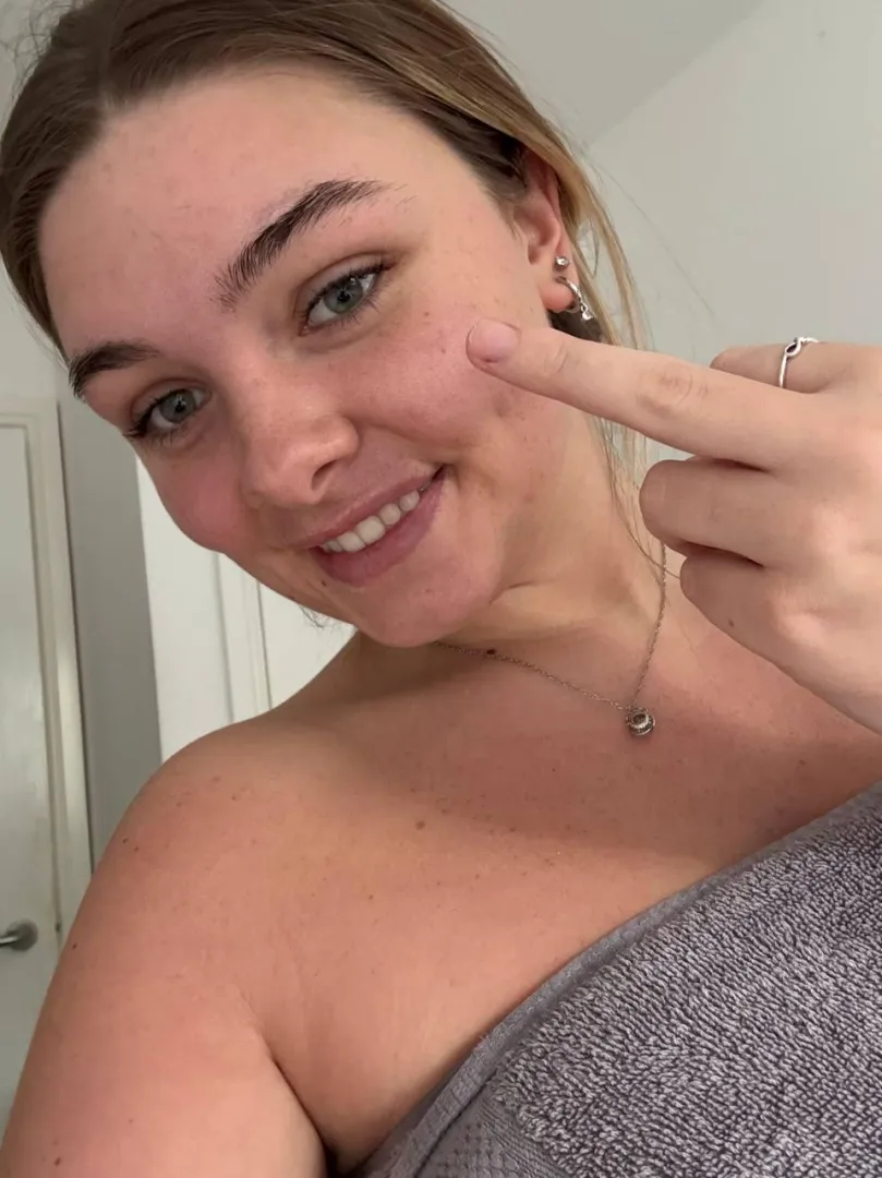 Play with your pathetic cock whilst I flip you off hehe posted by curvvvylady