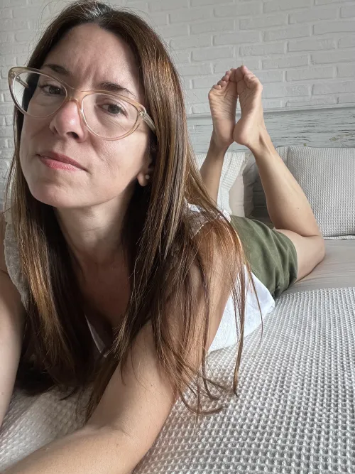 Pointed toes in the pose by goddessannerubi1