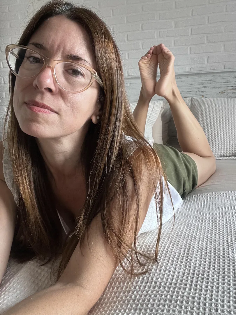 Pointed toes in the pose posted by goddessannerubi1