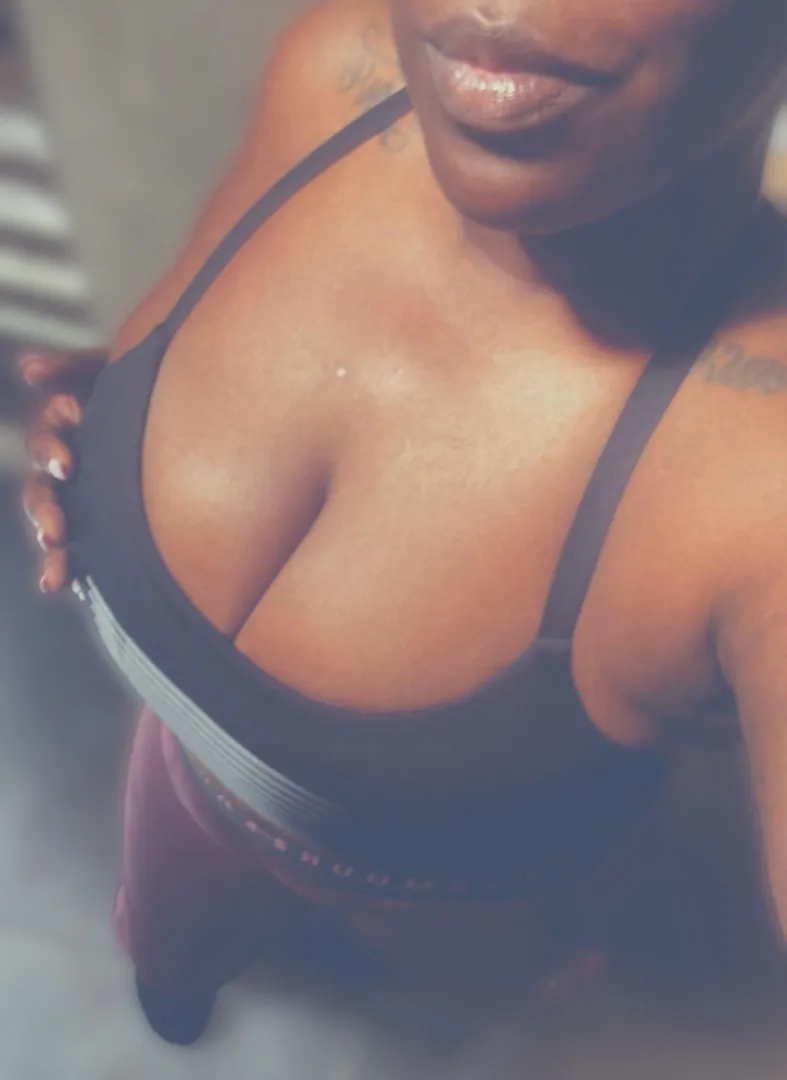 Post workout selfies is all the trigger you need to fold for me completely ‍↕️ posted by soleful_browniee