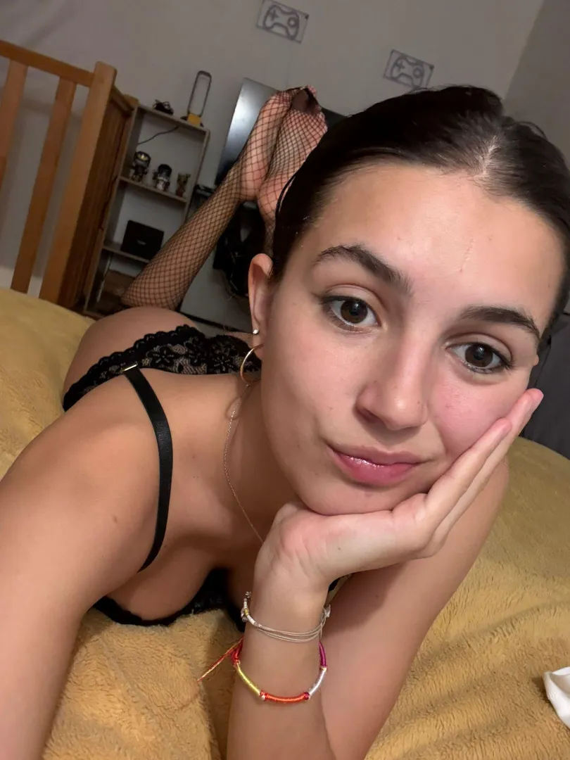 Pour tous les amoureux de mes jolies petits pieds  posted by Educational-Fly-305