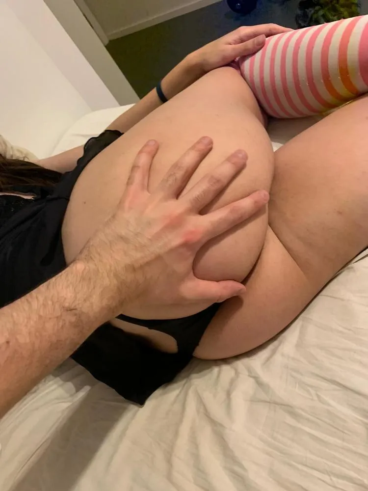 Pq todos gostam de bater na minha bunda? posted by AlineCastro